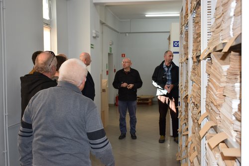 Kilka osób w magazynie